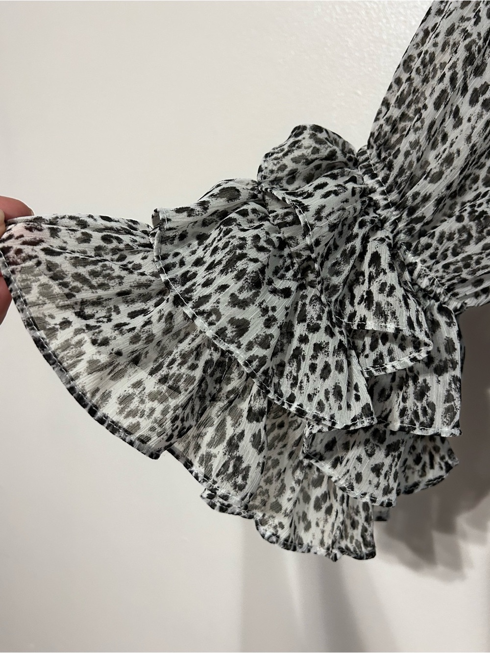 CeCe Black and White Leopard Smocked Neck Ruffle Sleeve Blouse Size M - Picture 6 of 10